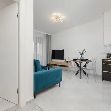 With Balcony & Parking In By Renters *