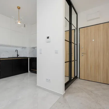 Apartment With Balcony & Parking In By Renters *