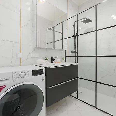 With Balcony & Parking In By Renters Appartement