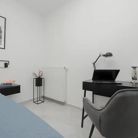 With Balcony & Parking In By Renters * ワルシャワ