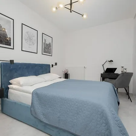 Apartment With Balcony & Parking In By Renters *