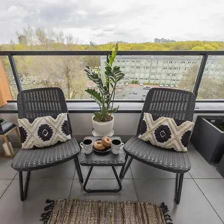 With Balcony & Parking In By Renters *