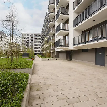 With Balcony & Parking In By Renters Apartmán