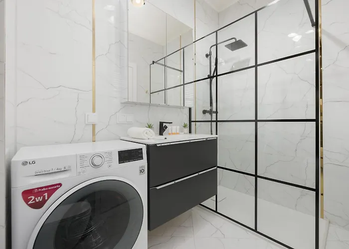 With Balcony & Parking In By Renters Апартаменты