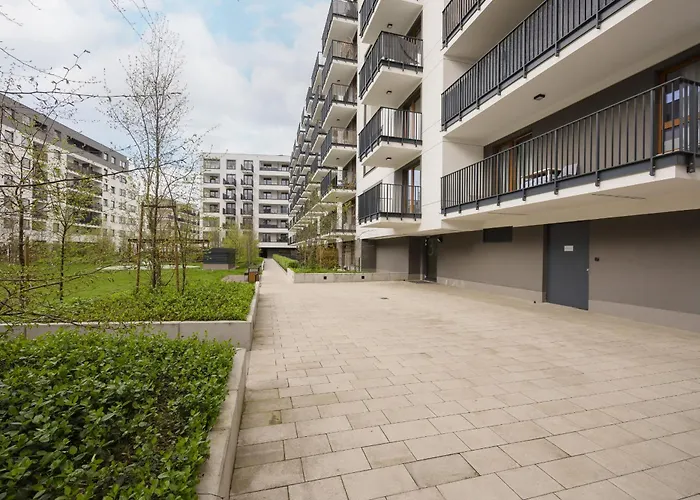 With Balcony & Parking In By Renters Апартаменты