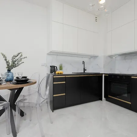 With Balcony & Parking In By Renters 公寓 华沙
