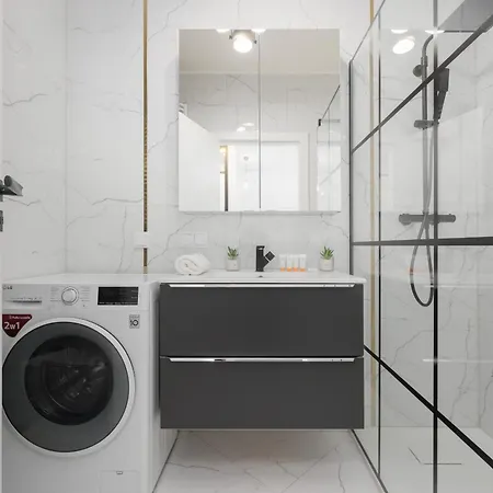 With Balcony & Parking In By Renters 华沙