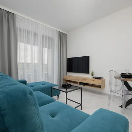 With Balcony & Parking In By Renters 公寓 *